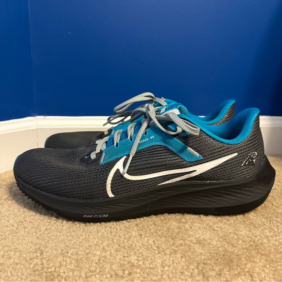 Nike Pegasus 40 Men's Running Shoes 10 Carolina Panthers NFL DZ6010-001 Sneakers
